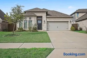 Modern Suburban Retreat Near Shopping & Parks - Image 2