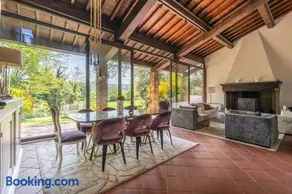 Designer Villa with Private Garden & Jacuzzi - Image 3
