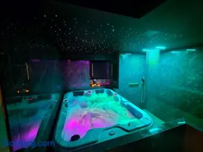Suite romantique avec jaccuzzi - proche des lacs - La secrète room - Image 2
