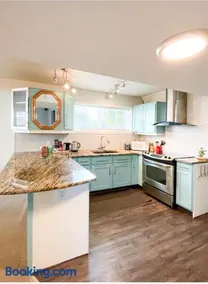 Suite with own entrance kitchen bathroom & laundry - Image 1