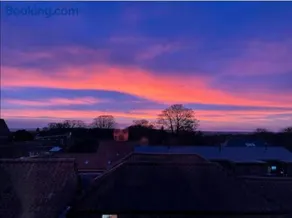 Sunset View, 2 bedrooms in the heart of Holt with parking - Image 2
