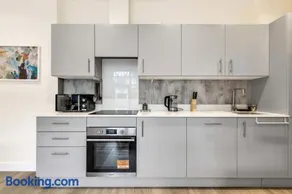 City Service Lets - Modern Cheam Village 2 Bed Apartment with Free Parking - Great Transport Links - Image 3