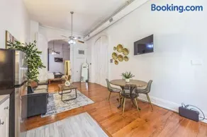 Large Historical Center City 1BR that Sleeps 4 - Image 3