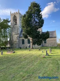 Tiny home in Grade 1 listed church garden - Image 1