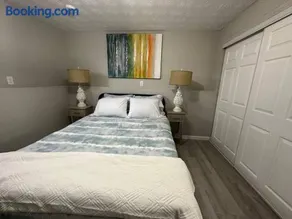 Modern Retreat - Newly Remodeled Gem - Image 2
