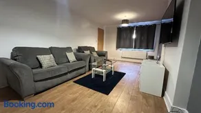 4-Bedroom Home, Central Milton Keynes, Parking - Image 2