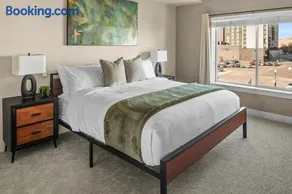 Gorgeous 2BD 2BA Pool,Gym,Htub near Convention Ctr - Image 4
