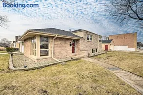 Cozy Skokie Home ~ 16 Mi to Downtown Chicago! - Image 2