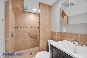 Rowan University Home Sleeps 12 with 10 Car Parking 20 min to Philly - Image 2