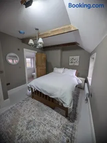 Rose Cottage, Luxury cottage, sleeps 16 - Image 3