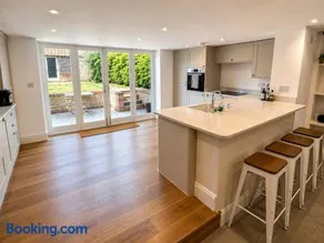 Cosy Cottage near Longleat-Dogs Welcome-Sleeps 6 - Image 1