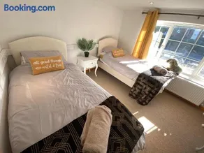Carlton Cottage Country Retreat - Perfect for Ipswich - Aldeburgh - Southwold - Thorpeness - Sizewell B - Sizewell C - Sleeps 13 - Image 5
