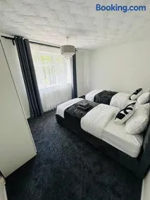 Modern Family Haven 5BR Free Parking - Image 5