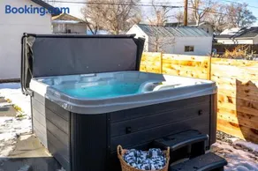 The Benton Hot Tub Theater 5 Mins to Denver - Image 2