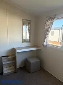 PG173 Golden Palm Resort 6 Berth Caravan With Decking - Image 2