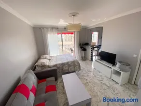 Stylish Modern Beach Studio - Image 2