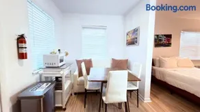 1BR Apt Near Beach, Shopping Mall, Bus, Free Trolley - Image 2