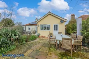 Bright & spacious 4-bedroom bungalow with garden - Image 4
