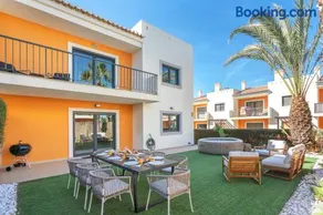 Host Wise - Deluxe Spacious House with Terrace & Jacuzzi - Image 2