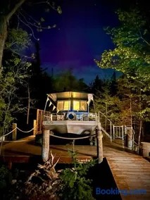 Lake Escape in Cozy Boathouse Surrounded by Forest - Image 1