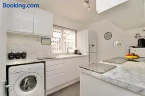 Natures Lodge Fully Furnished Home Coventry - Image 5