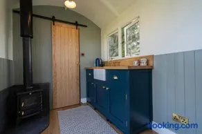 Bannfield shepherds hut - Image 3