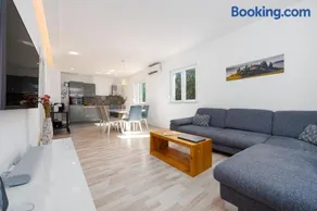 Pool House Olive - Happy Rentals - Image 5