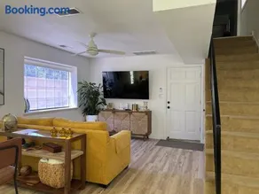 Updated & Spacious 2 BR with Free WiFi - Image 2