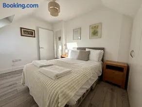 Egham Modern Two Bedroom Apartment - Image 5