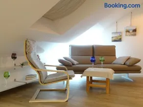 Moderne Dachgeschosswohnung mit grossem Balkon in Schierling - Image 1