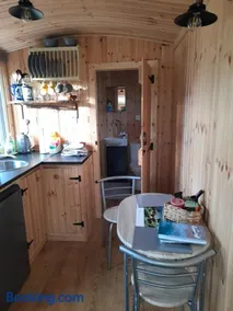 Sunset View Shepherds Hut - Image 5