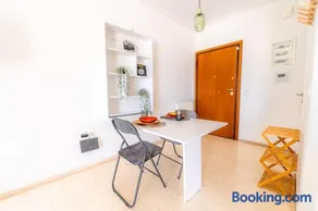 Spacious Bright Studio With Free Private Parking - Image 1