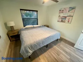 Charming renovated home with jetted tub/king beds - Image 4