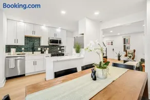 Inner Harbor Home w Private Parking Sleeps 8 - Image 1
