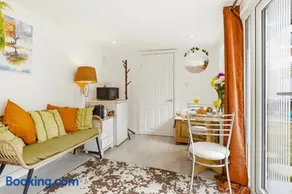 Garden Studio En-Suite - Image 4