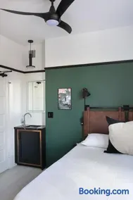 Enjoy Stylish 1BR Queen Bed WiFi SmartTV - Image 4