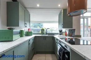 4 Bedroom Quiet Leafy Snazzy Elroi Exclusive 2 Vehicles Private Parking Home - A63 - Close to shops - Image 4
