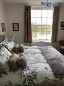 Beautiful riverfront cosy one bedroom apartment - Image 5