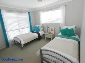 Riverside Retreat - Image 4
