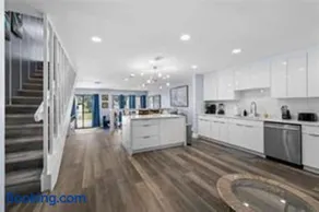 Wellington Updated Townhouse - Image 4