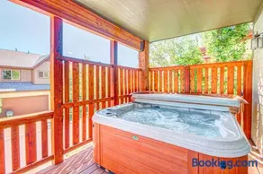 Modern Mountain Lodge with Private Hot Tub Shared Pool & Gym - Image 2