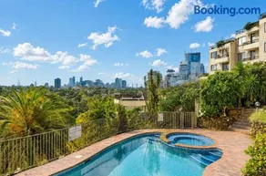 Neutral Bay Escape with Pool Parking and Views - Image 3