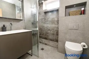 Luxury Group Stay, Hot Tub - Image 5