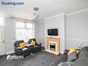 Comfy 2-Bedroom Family & Contractor Home in Bolton with Free Wi-Fi and Street Parking By North West Accommodation - Image 3
