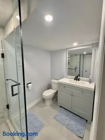 Freshly Renovated Spacious 2BR 2Bath Near TTC and Shops - Image 4