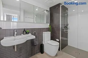 2Bedroom Exec Apt near Suncorp Free Carpark - Image 2