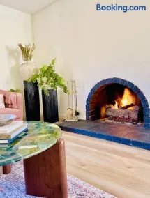 Stylish Designer Home Near Downtown - Image 1