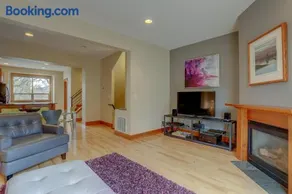 Gorgeous Townhome With 3br - Image 1