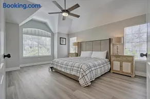 Woodlands Contemporary 4BR3Bath with heated Pool and Spa - Image 3