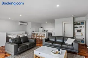 One Merino Panoramic Beach House Modern Sleeps 10 - Image 1